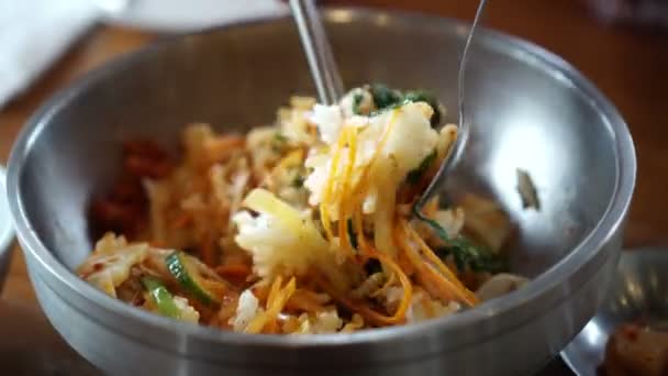 Mélange Bibimbap Riz Coréen Plat Légumes Assortis Aide Une Cuillère — Video