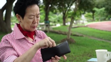 Asya kıdemli yaşlı Park'ta hiçbir para stres, mali endişe vardır