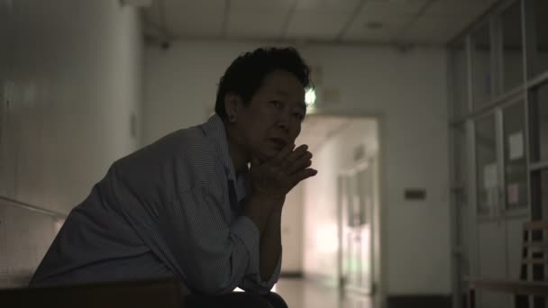 Asiático Senior Anciano Hombre Preocuparse Acerca Salud Medicinas Tarifa Hospital — Vídeos de Stock
