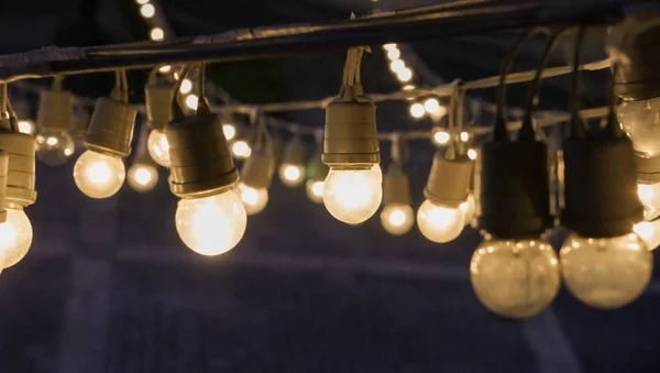 Фестивальні Гірлянди Лампочки Звисають Над Відкритим Торговельним Майданчиком Копіювання Простору — стокове фото