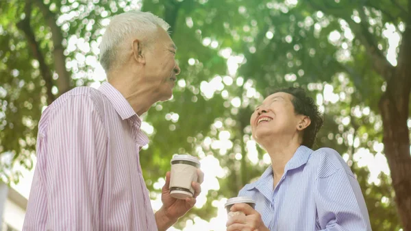 Glücklich Asiatische Ältere Paar Morgenspaziergang Der Grünen Stadt Kaffee Trinken — Stockfoto