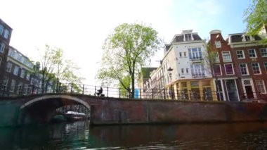 Amsterdam, Hollanda - 4 Nisan 2017: Amsterdam şehir mimarisi görünümünden Turizm cruise
