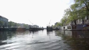 Amsterdam, Hollanda - 4 Nisan 2017: Amsterdam şehir mimarisi görünümünden Turizm cruise