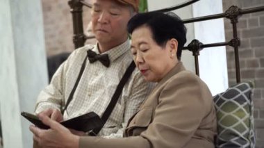Vintage ev Smartphone kullanarak Asya yaşlı çift