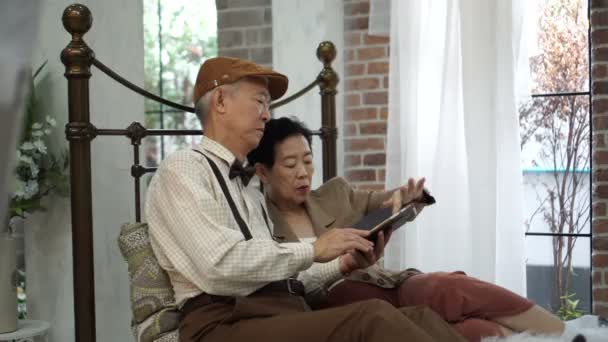 Asiatico Anziani Coppia Utilizzando Smartphone Vintage Casa — Video Stock