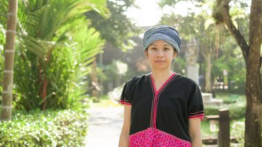 Asya etnik kadın yerli elbise ile gülümseme onu mornign organik pirinç alan