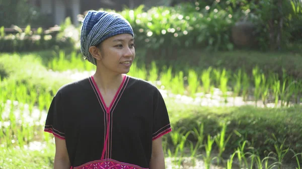 Asiatische Ethnische Frau Mit Einheimischem Kleid Lächelt Über Ihr Mornign — Stockfoto