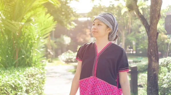 Asiatische Ethnische Frau Mit Einheimischem Kleid Lächelt Über Ihr Mornign — Stockfoto