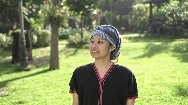 Asiatische Ethnische Frau Mit Einheimischem Kleid Lächelt Über Ihr Mornign — Stockfoto