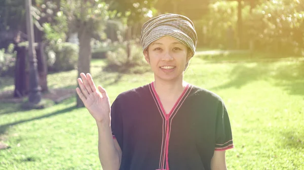 Asiatische Ethnische Frau Mit Einheimischem Kleid Lächelt Über Ihr Mornign — Stockfoto