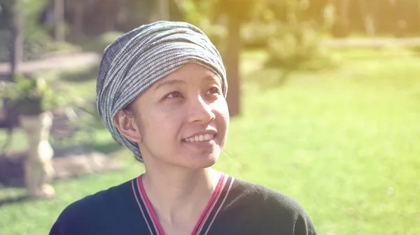 Asiatische Ethnische Frau Mit Einheimischem Kleid Lächelt Über Ihr Mornign — Stockfoto
