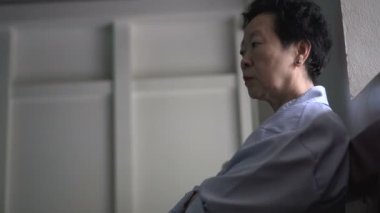 Asyalı kadın kıdemli stres, endişe, hastanede 4 k ciddi