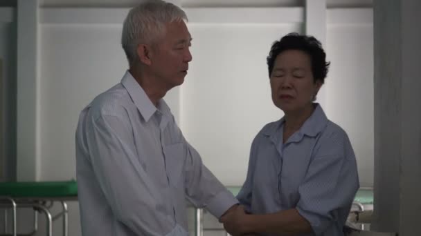 Азіатський Старших Людей Похилого Віку Пара Погана Новина Здоров Лікарні — стокове відео