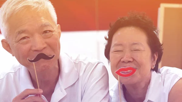Gelukkige Speelse Aziatische Ouderen Senior Paar Togethe — Stockfoto