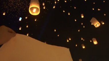 Loy krattong, yi peng Festivali Tayland. Güzel fener gece gökyüzü üzerinde yüzen