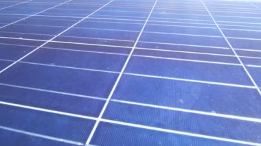 Güneş panelleri, yenilenebilir temiz enerji yakın gökyüzü pan kameraya kadar yakın 4 k kadar vurdu