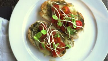 Pesto ekmek ile domates ve peynir temiz gıda 4k