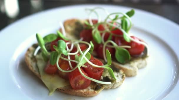 Pesto Bröd Med Tomat Och Ost Ren Mat — Stockvideo