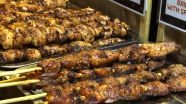 Timsah eti şiş Barbekü Asya sokak pazar egzotik yiyecek içinde kavrulmuş