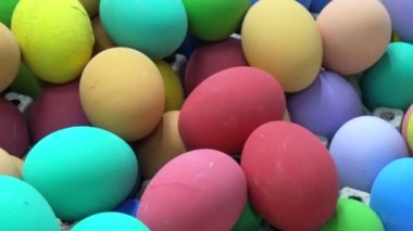 Boyalı renkli Paskalya yumurta pazarında yığını