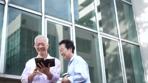 亚洲资深夫妇在智慧城市社会中使用技术4K — 图库视频影像