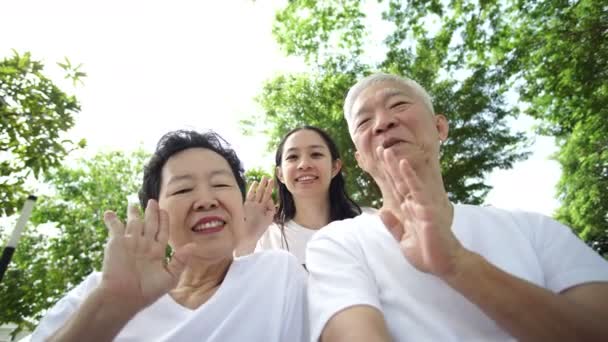 Felice Asiatico Famiglia Genitore Agitando Macchina Fotografica Parco — Video Stock