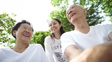 Mutlu Asya Aile Anne-baba ve duaghter Park 4k