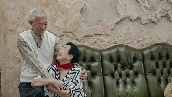 Riqueza Asiática Anciano Pareja Feliz Abrazo Lujo Casa — Foto de Stock
