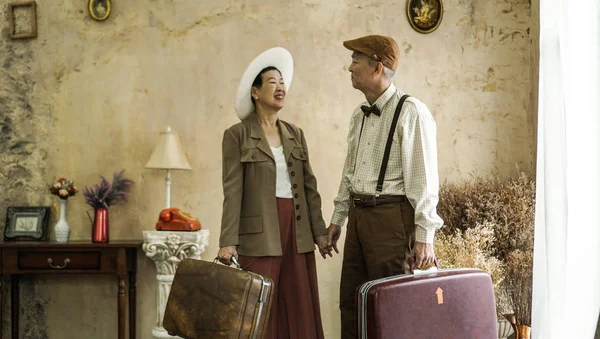 Asian Elderly Stylish Couple Travel Concept Old Luggages — Stock Photo, Image