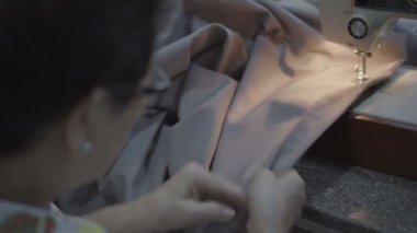 4 k eski Asya Anne kullanım dikiş makinesi onarım yırtık elbise