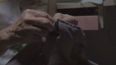 4 k eski Asya Anne kullanım dikiş makinesi onarım yırtık elbise
