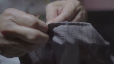 4 k eski Asya Anne kullanım dikiş makinesi onarım yırtık elbise