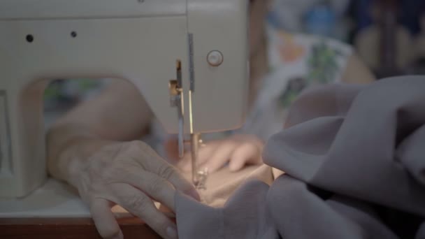 Gammal Asiatisk Mor Använd Symaskin Reparera Trasiga Kläder — Stockvideo