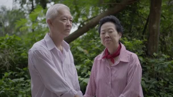 Asiatiska Senior Par Utgör Argumentation Naturen — Stockvideo