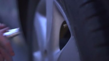 Doldurma adam araba lastiği bakım için arabasını 4 k hava.