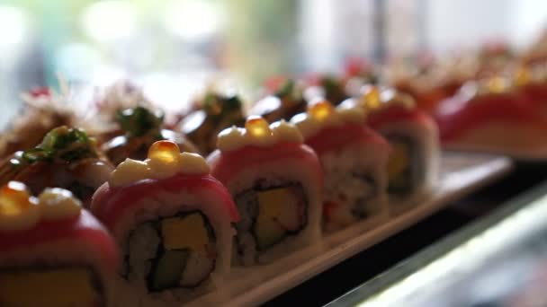 Deliciosos Rollos Sushi Buffet Fila — Vídeo de stock