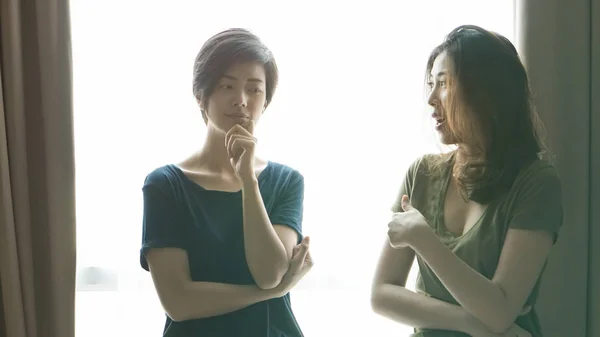 Asiatisk Kvinna Vänner Stress Svåra Situation Bekämpa Problem — Stockfoto