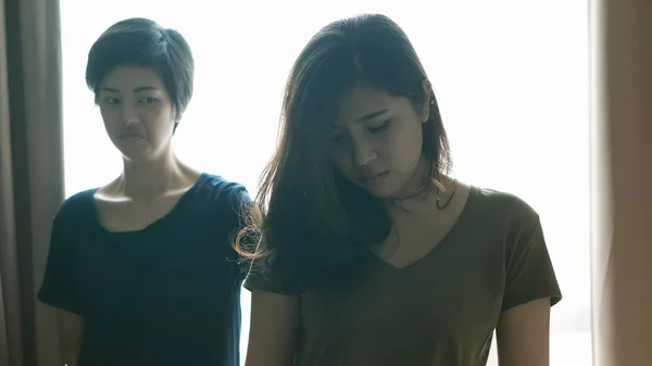 Zwei Asiatische Frauen Kämpfen Tyrannisieren Eifersüchtigen Freund Und Mitarbeiter Beziehungsproblem — Stockfoto