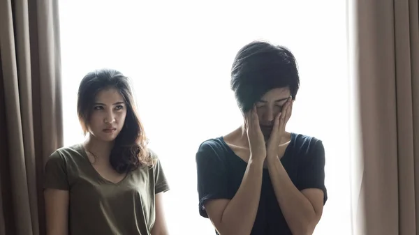 人のアジア女性と戦う いじめっ子 嫉妬の友人と同僚の関係の問題 — ストック写真