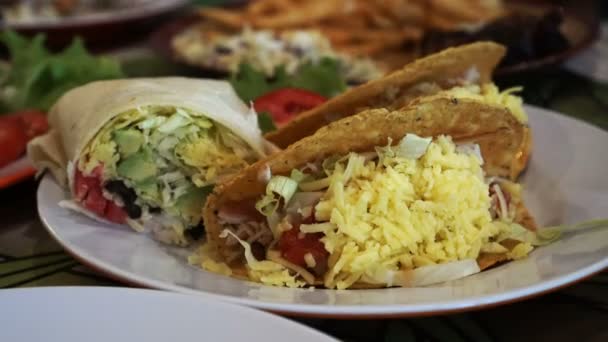 Mexikansk Ost Taco Och Burrito Stor Tallrik — Stockvideo