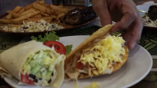 Hand Nemen Grote Maïs Tortilla Taco Kaas — Stockvideo