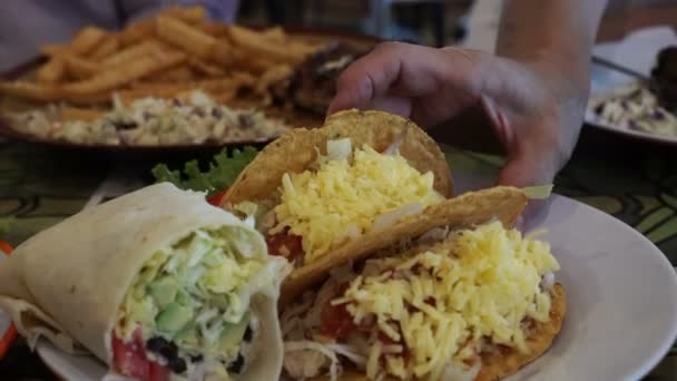 Рука Приймаючи Велика Кукурудзи Тортилії Taco Сир — стокове відео