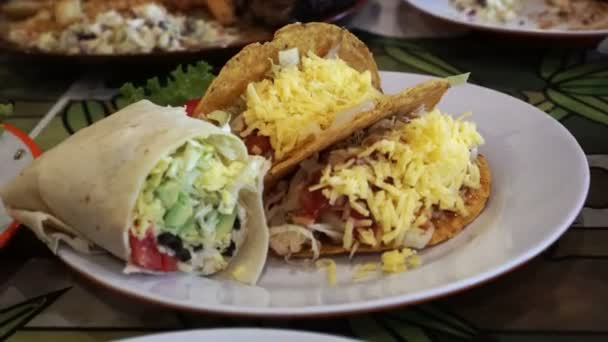 Mexicaanse Kaas Taco Burrito Enorme Plaat — Stockvideo