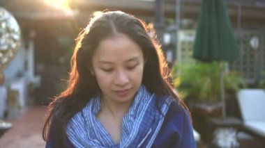 Asyalı kız saç yerel tropikal ev sabah güneş ışık ağır çekimde fiske vurmak