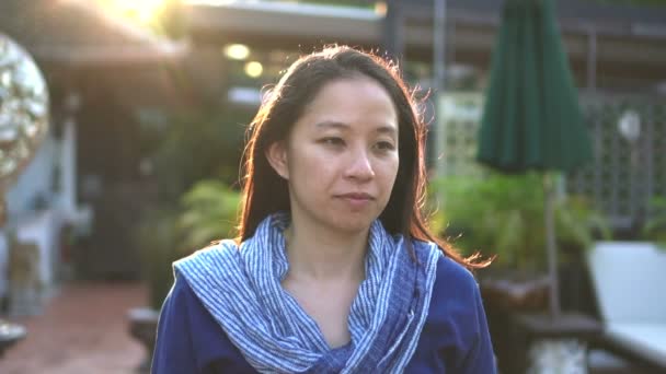 Aziatisch Meisje Haar Flip Lokale Tropische Huis Ochtend Zon Licht — Stockvideo
