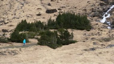 Yalnız zammı İzlanda şelale Advanture Trek yürüyen adam