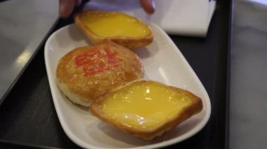 Çin böreği yumurta kremalı Tart 4 k yeme el