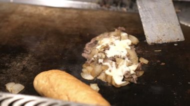Philly sığır eti peynirli biftek sıcak tabakta yemek