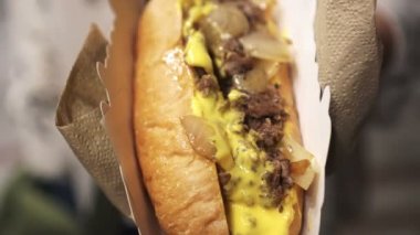Philly sığır eti peynirli biftek sıcak tabakta yemek