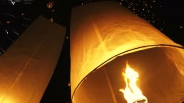 El fenerleri Yi Peng Festival Tayland yüzen tutarak